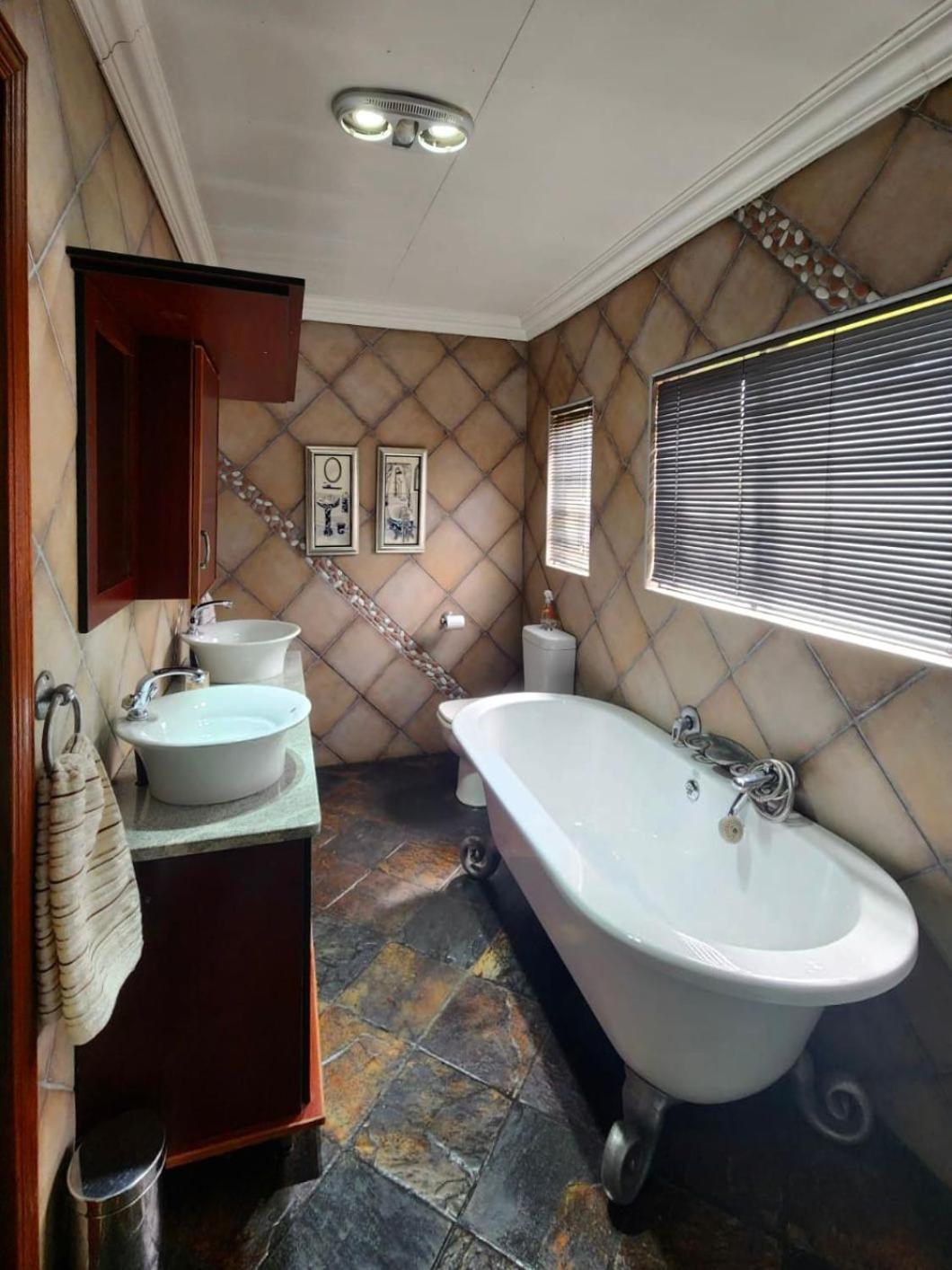Spies Villa - Fast Wi-Fi, Netflix And Generator Middelburg  Exterior photo