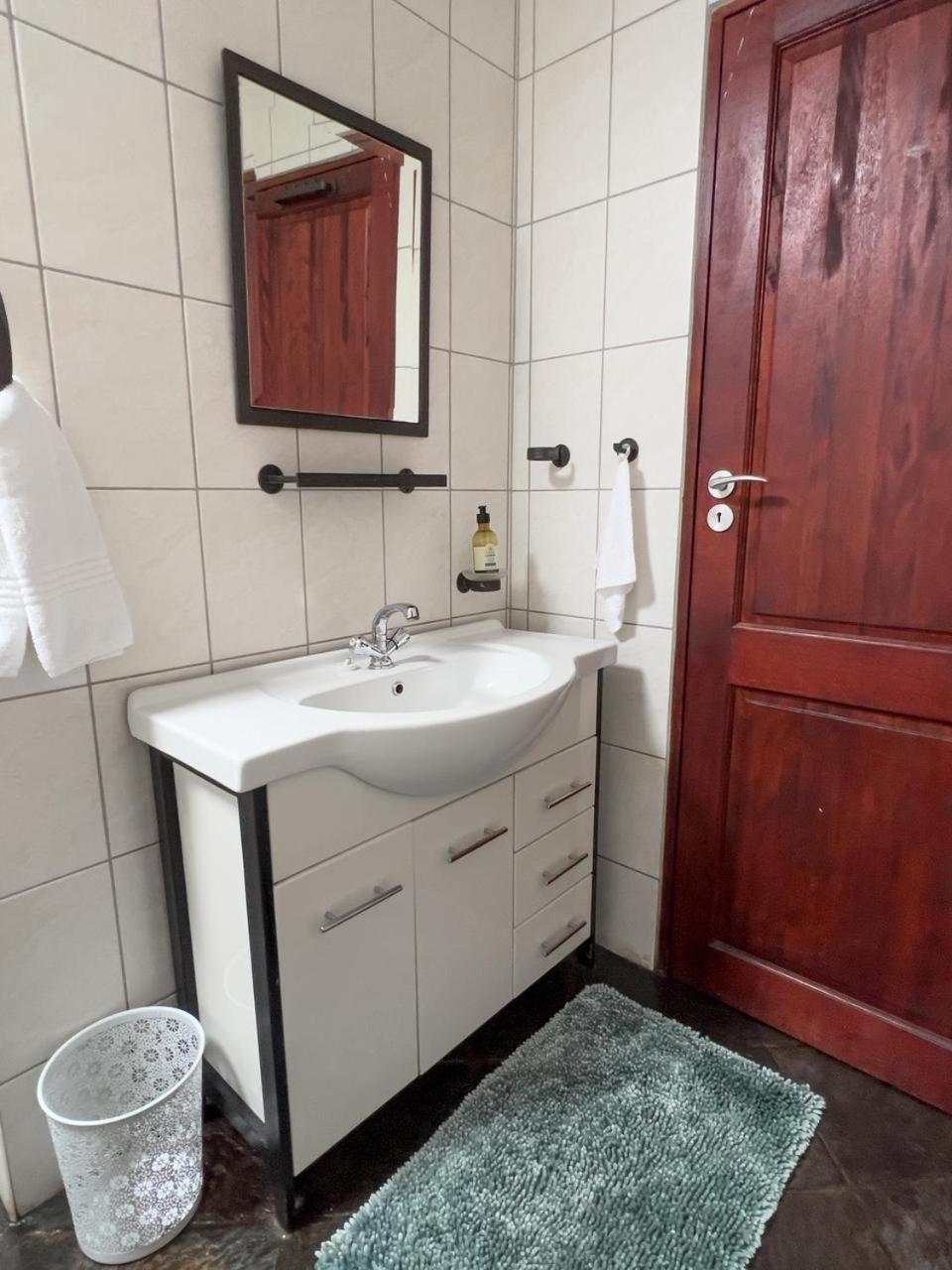 Spies Villa - Fast Wi-Fi, Netflix And Generator Middelburg  Exterior photo